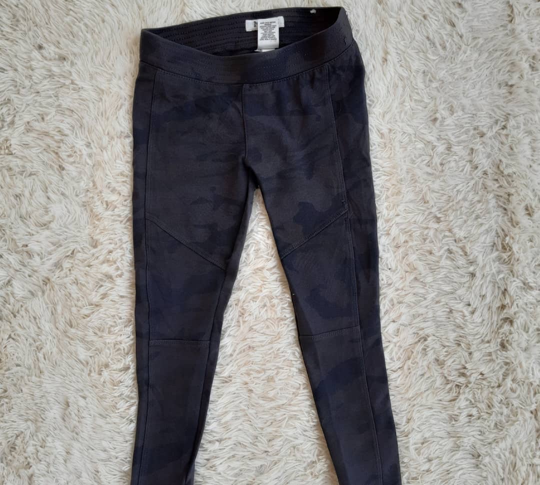 Takeer - Baby girl medium length leggings
5-6 years
8,000 Tshs