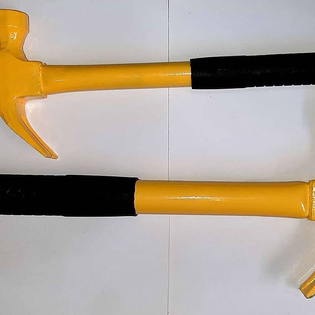 Takeer - Claw Hammer, Nyundo,
Size: 250g, 500g. 
Zotee zipoo!! Karibuni sanaaa!!

                  