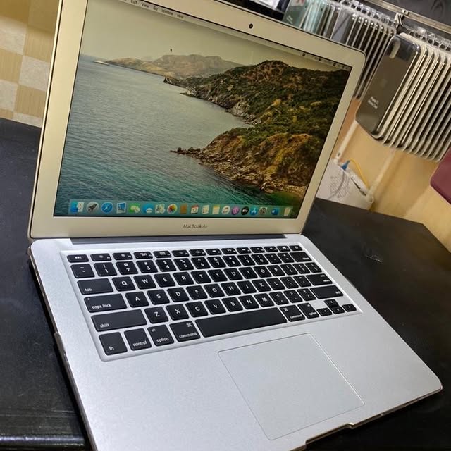 Takeer - MacBook Air 2017 inch 13 
Core i5
Ram 8
Ssd 256
Goes 1.7M 
Call;