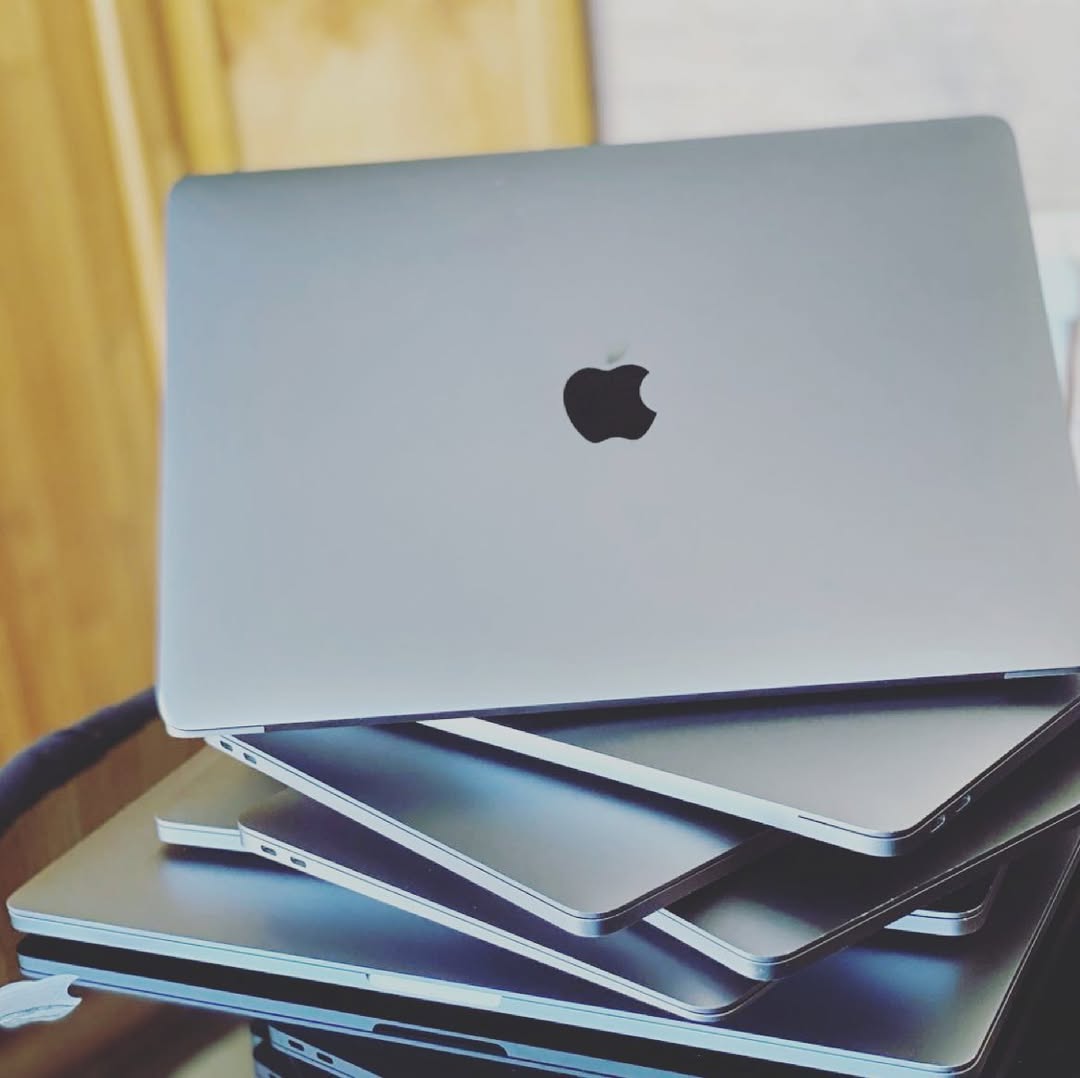 Takeer - 🚨🚨🚨🚨🚨🚨
*MacBook Pro (2018)
Inch 16 corei7 
Ram 16
Graphics 4Gb
*Ssd 512*
*Goes 3.7M

*MacBook Pro (2019)*
Inch 13 core i5 (Touch bar )
Ram 8 ...