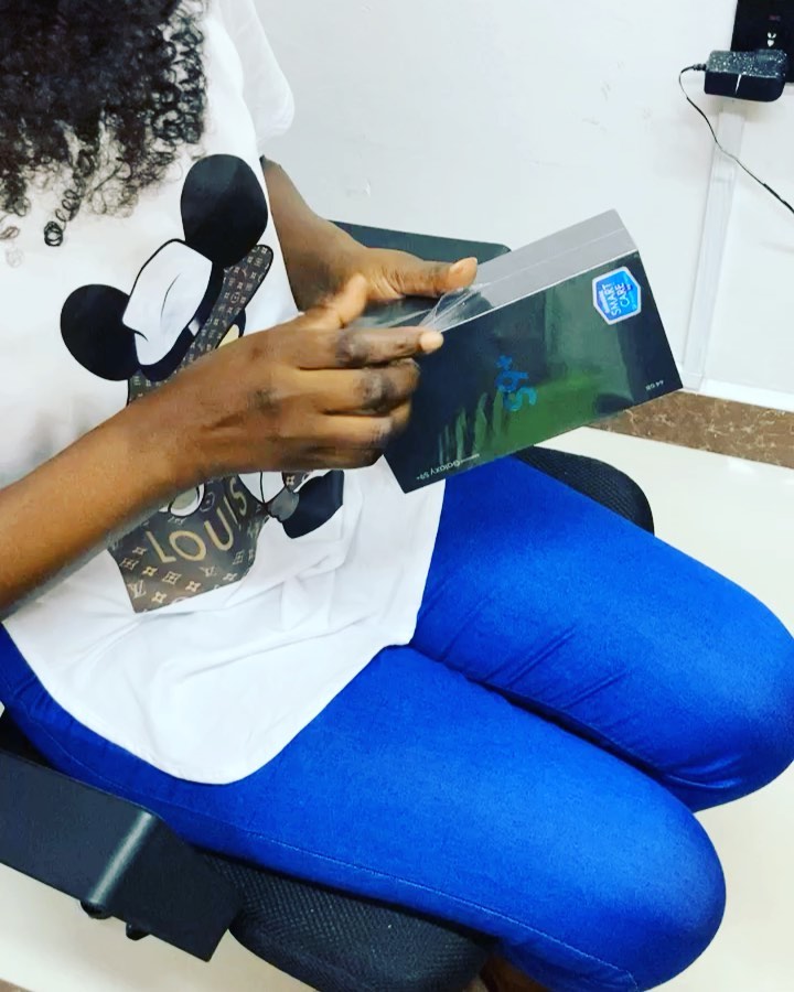 Takeer - What’s your hobby? Our hobby is unboxing 🎁.
Our happy client unboxing her brand new Samsung S9 plus from our store.

Get your new Phone from your ...