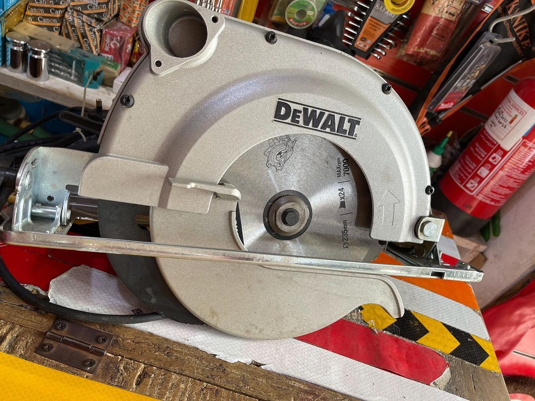 Takeer - Dewalt Circular Saw 9inches
Original made in Italy Bei 400,000