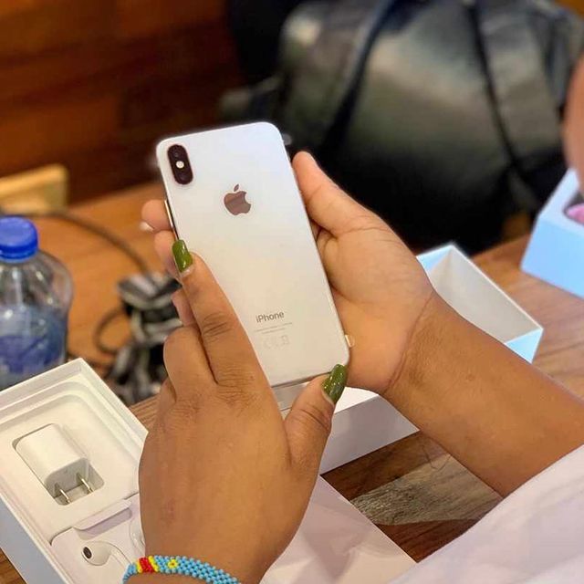 Takeer - Get Brand new iPhone X USA 🇺🇸 version at our store with one year warranty 
_
iPhone X
▪️64gb
💰tsh 650,000/=
•
▪️256gb 
💰tsh 750,000/=
_
▪️EXCHA...