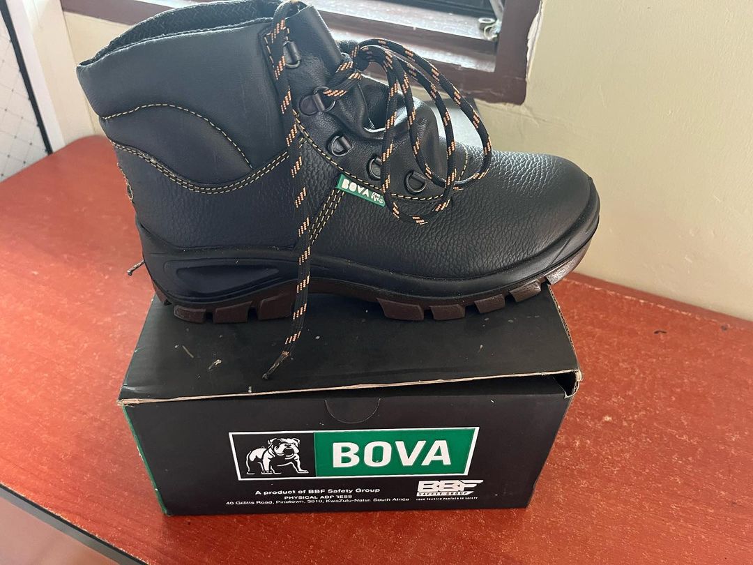 Takeer - ⬅️Swipe left.
TUNAUZA AINA ZOTE ZA VIFAA VYA USALAMA(personal protective equipment) KAMA SAFETY BOOTS,HARDHUT,GOOGLES,WORKWEAR,GLOVES,STEEL TOE GUM...