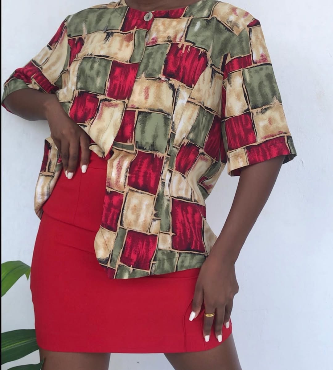 Takeer - Vintage blouse 
UK SIZE 8-10
PRICE; 25,000 Tsh 
CONDITION; vintage