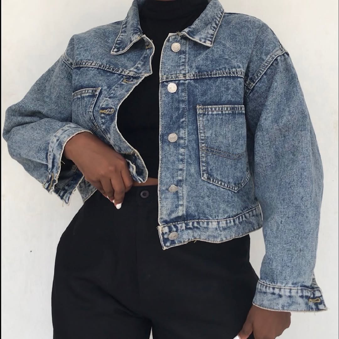 Takeer - Cropped denim jacket available 
UK SIZE 8
PRICE; 25,000
CONDITION; Good quality 
Swipe for close details 🥰