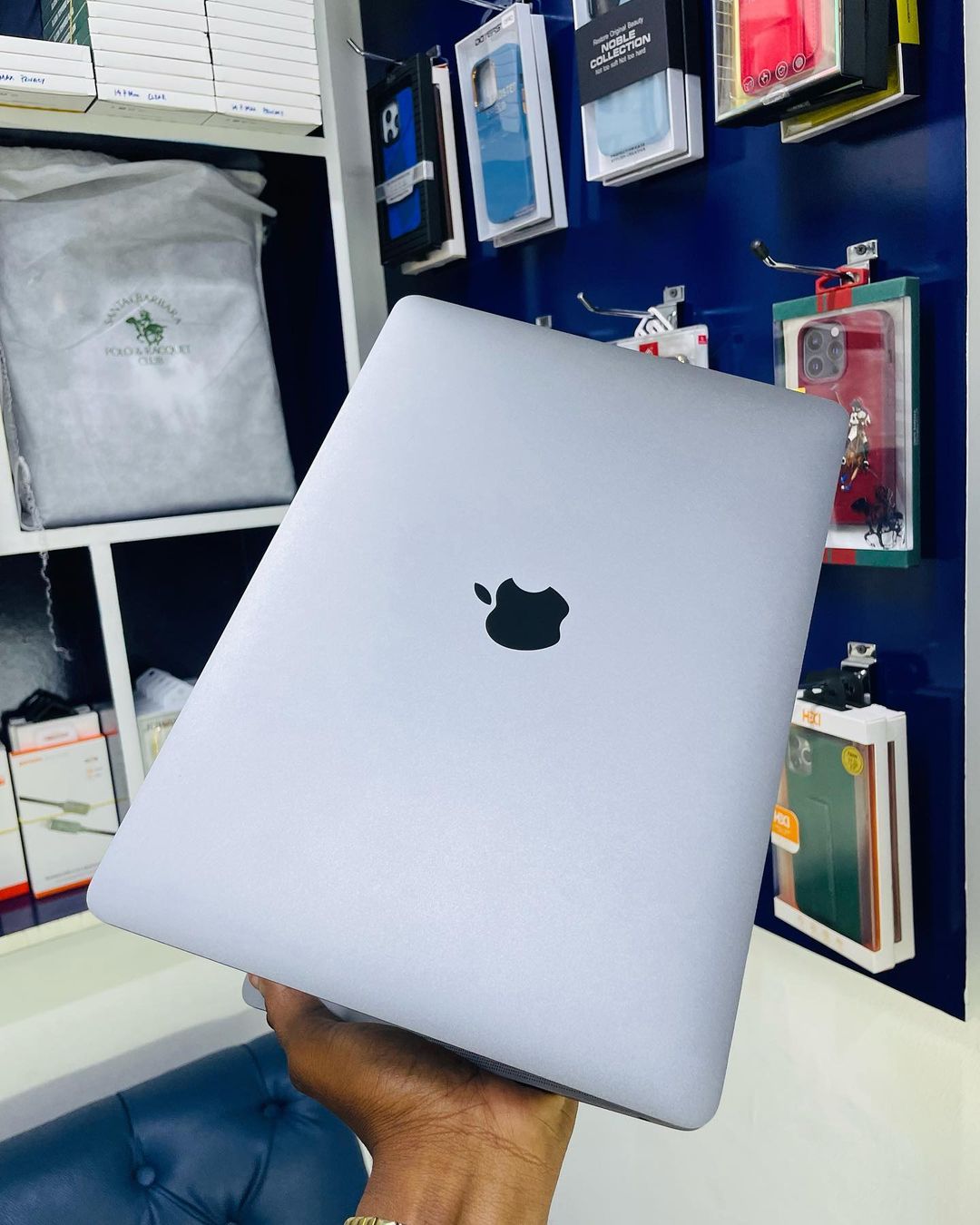 Takeer - MacBook Air - 2020
New - Open Box 📦 
M1 Chip
8GB: RAM
SSD: 256GB
13 - Inch
Price: 2M

Call/WhatsApp: 
📍lumumba street-mwanza