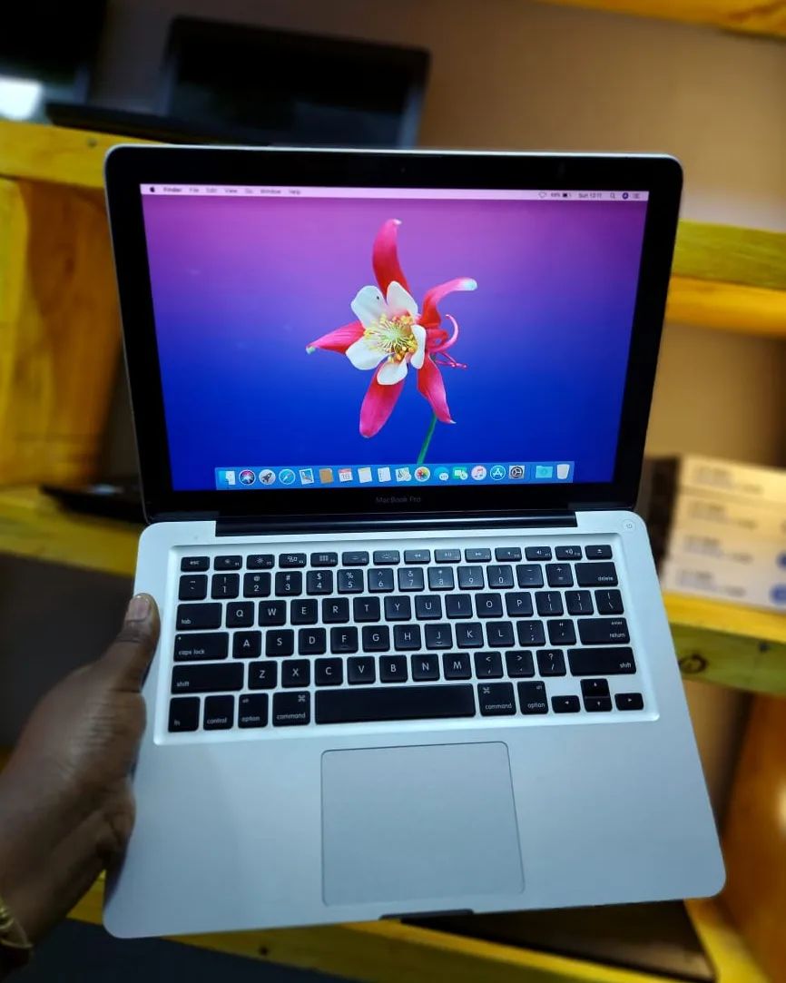 Takeer - Macbook Pro 2012
Core i7 (2.90Ghz Processor)
Intel HD Graphic 4000 1536MB
8GB RAM 
500GB SSD
4Hours Battery 
Clean condition 
.
Price 700,000Tsh
.
...