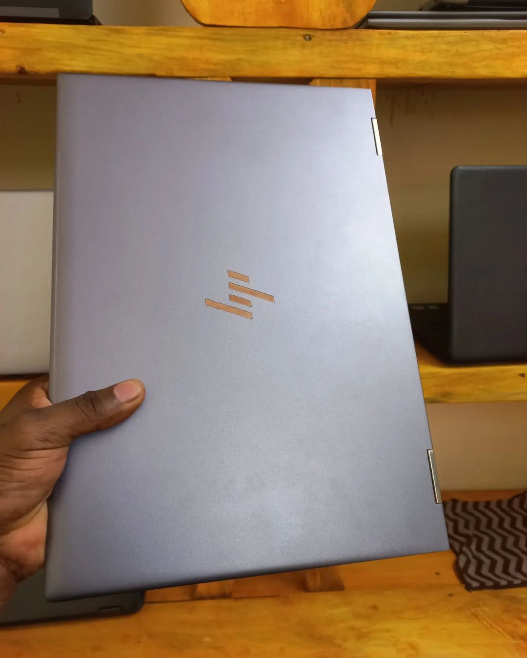 Takeer - HP SPECTRE X360 CONVERTIBLE 15
CORE i7
8th Generation 
16GB RAM
512GB SSD 
TOUCH SCREEN 
NVIDIA GEFORCE MX150
TOTAL GRAPHIC MEMORY 6GB
VRAM 2GB
15....