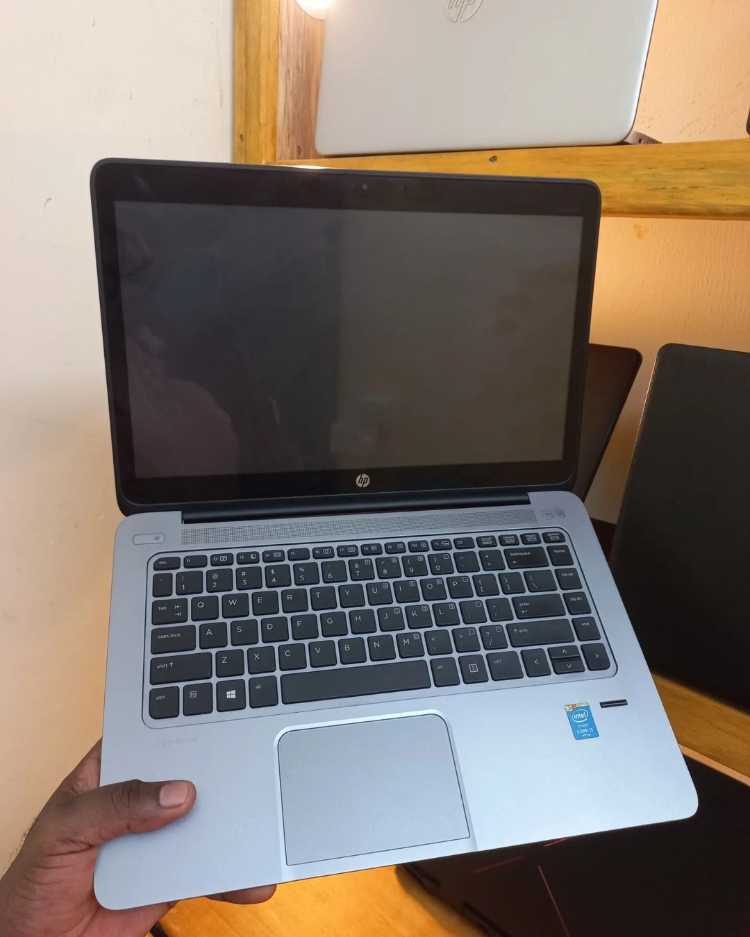 Takeer - HP ELITEBOOK FOLIO 1040
TOUCH SCREEN DISPLAY 
2.50GHZ PROCESSOR 
CORE i5
8GB RAM
256GB SSD
14.0" INCHES SCREEN DISPLAY 
CLEAN CONDITION 
SLIM PC
.
...