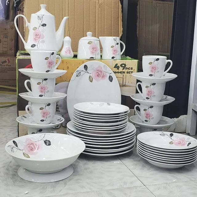 Takeer - DINNER SET 49PCS

♧  8 Plate 
♧  8 Cup 
♧  8 Saucer 
♧  8 Soup plate 
♧  8 Salad plate 
♧  1 Salad bowl 
♧  1 Milk pot 
♧  1 Oval plate 
♧  1+1 Tea...