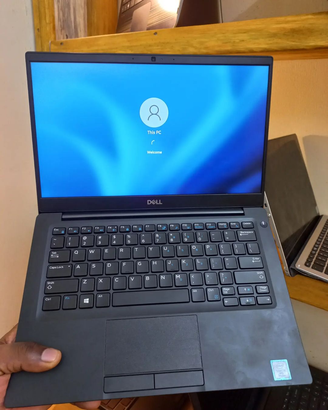 Takeer - DELL LATITUDE E7390
TOUCH SCREEN DISPLAY 
8TH GENERATION 
CORE i5
8GB RAM 
256GB SSD / 500GB HDD (STORAGE)
12.5" INCHES SCREEN DISPLAY 
MEDIUM SIZE...