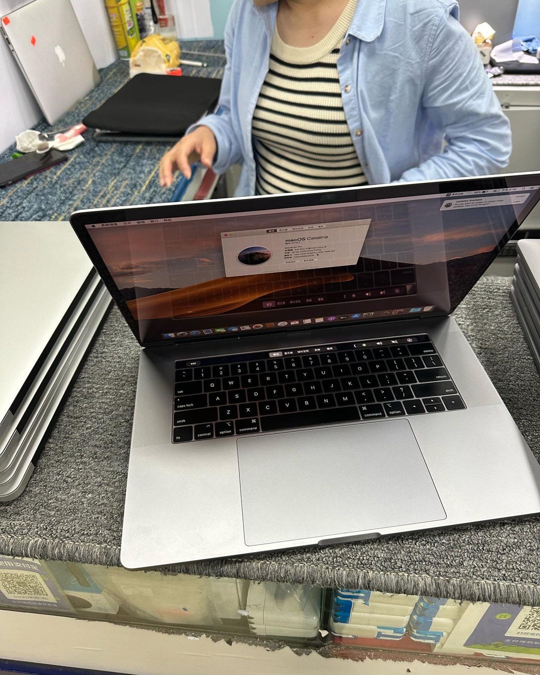 Takeer - MacBook Pro-15 (2018)
Core i9 ram 32 
Ssd 1t
Graphics 4gb 
Bei 5M ✅
Whatsapp; @