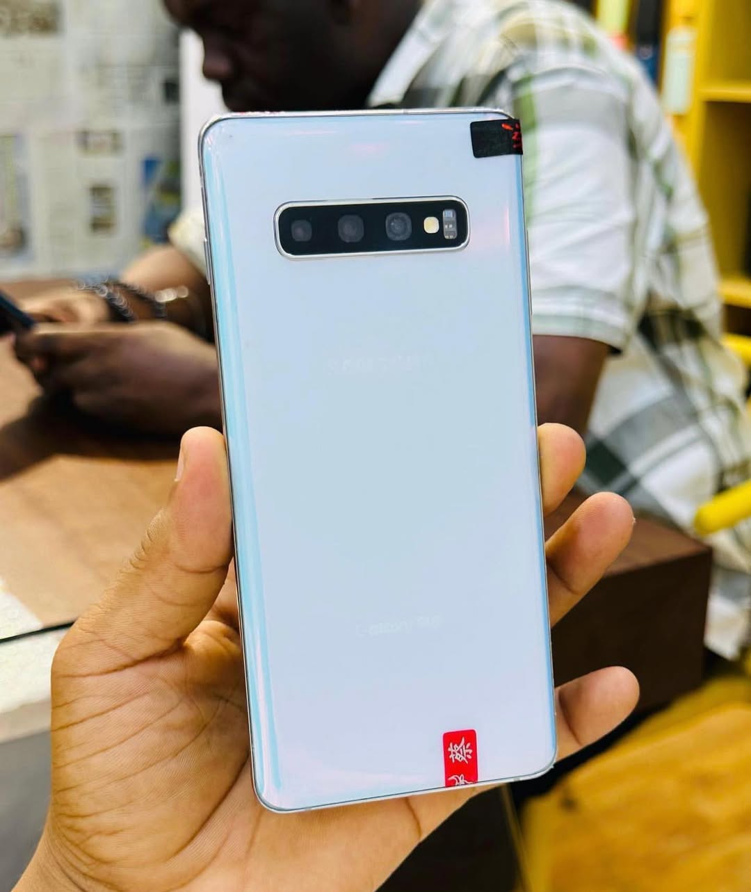 Takeer - Samsung s10+
400,000tsh/ clean as new

128/ 8gb

I year warrant 
Clean condition ( hazina ata mchubuko)

Tupo kariakoo jengo la china plaza 
Floor ...