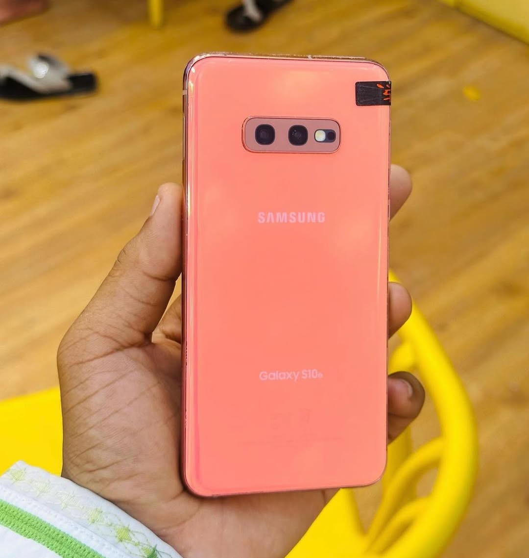 Takeer - Samsung s10 e 
290,000tsh/ clean as new

128/  8gb

I year warrant 
Clean condition ( hazina ata mchubuko)

Tupo kariakoo jengo la china plaza 
Flo...