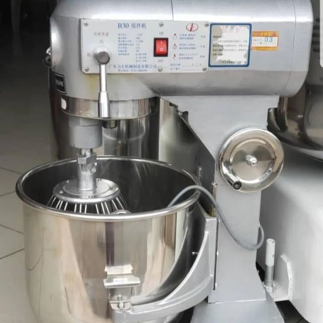 Takeer - Stand mixer kwa wale wenye bakery mashine hiyo hapo ni nzuri sana 

#