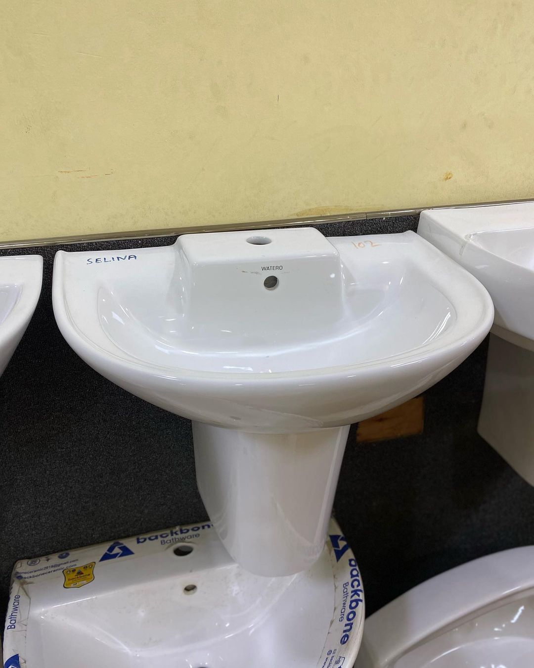 Takeer - Half pedestal hand wash basin zipo 
Bei 130,000 complete
Tupo kariakoo mtaa wa omarilondo na nyamwezi
Tupigie Delivery pia ipo kwa watu wa Dar es s...