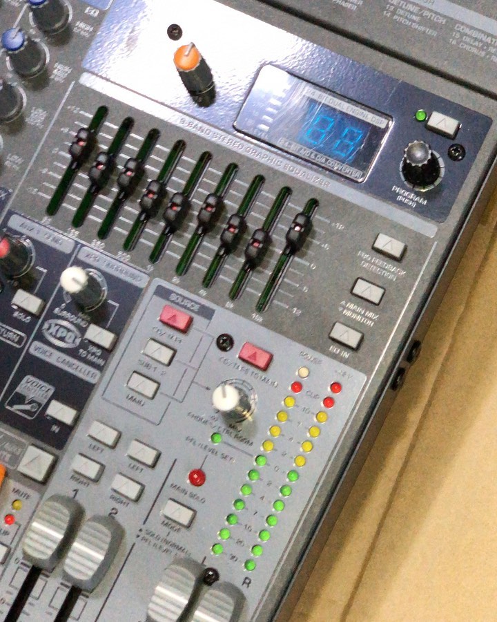 Takeer - Behringer
Mixer curv
14 channels
Brand new original
Price….1,300,000

Tunafanya delivery country wide