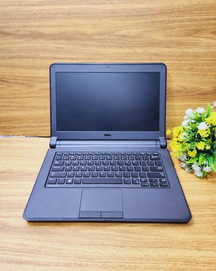 Takeer - Dell Core i3 
Model : Latitude 3350
Procesor : intel Core i3
Ram installed : 4GB
Storage : 500GB HDD
Body :Clean & Slim
Speed : 1.70ghz
Size : Inch...