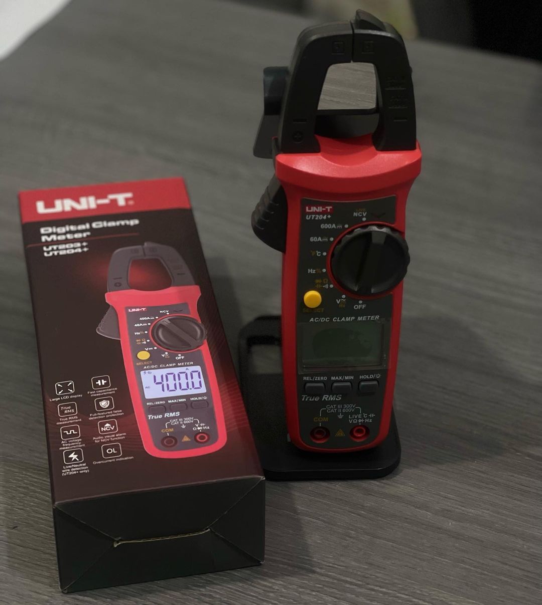 Takeer - DIGITAL CLAMP METER
This series is UNI-Ts entry level digital clamp meter .it is a great choice for measuring residential and commercial power wire...