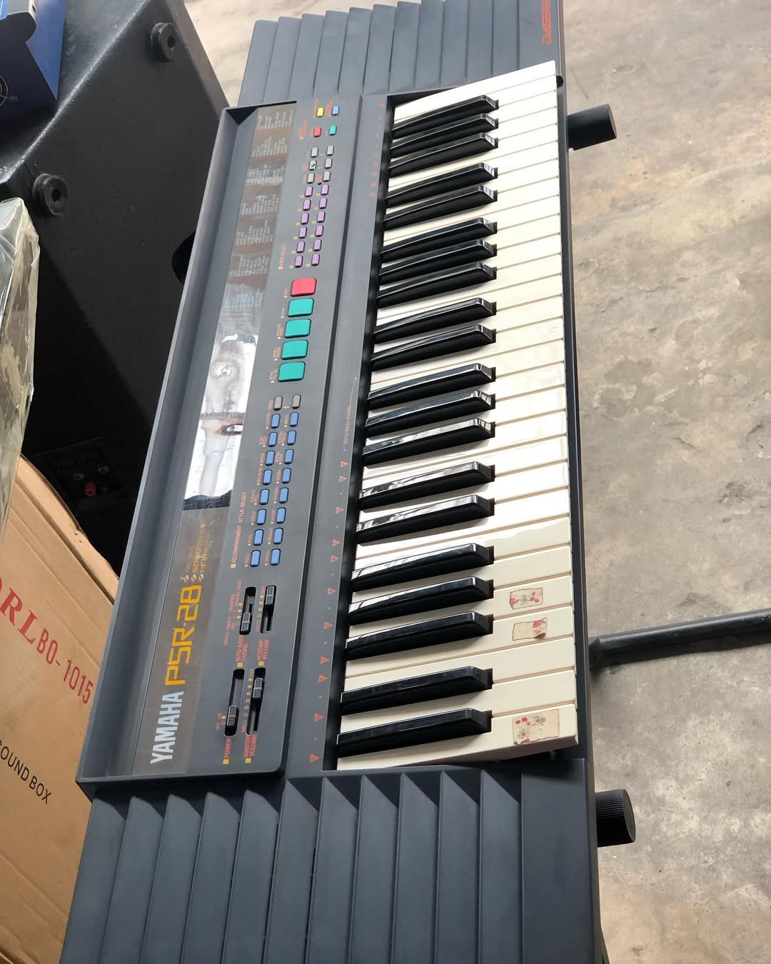 Takeer - Yamaha keybord station
Used in clean condition
4 octavo
LED display
61 keys

Price..430,000/= with adaptor