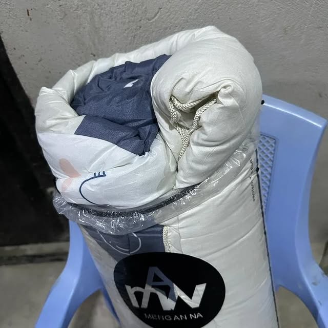 Takeer - duvet moja 
shuka mbili
foronya mbili 
haichuji 
haitoi vipele
pure cotton(7*8)
35000
tunapatiakana kariakoo mtaa wa swahili na mchikichi kwenye je...