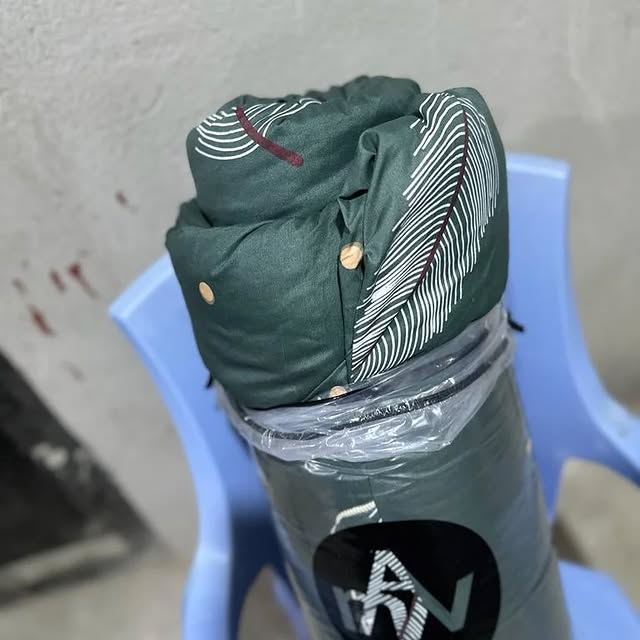 Takeer - duvet moja 
shuka mbili
foronya mbili 
haichuji 
haitoi vipele
pure cotton(7*8)
35000
tunapatiakana kariakoo mtaa wa swahili na mchikichi kwenye je...