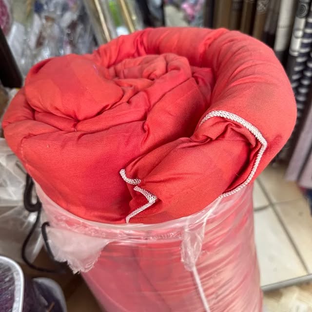 Takeer - duvet moja 
shuka mbili
foronya mbili 
haichuji 
haitoi vipele
pure cotton(7*8)
35000
tunapatiakana kariakoo mtaa wa swahili na mchikichi kwenye je...