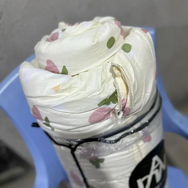 Takeer - duvet moja 
shuka mbili
foronya mbili 
haichuji 
haitoi vipele
pure cotton(7*8)
35000
tunapatiakana kariakoo mtaa wa swahili na mchikichi kwenye je...