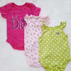 Takeer - Baby onesies 
0-3  months
9,000/= zote
Call/watsapp 