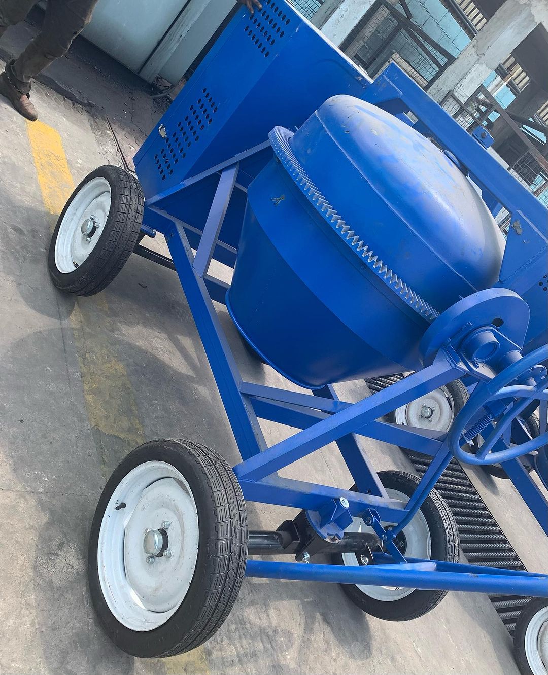 Takeer - Call/Whatsapp ✅, Mashine za kisasa za ujenzi ambazo ni heavy duty zinapatikana hapa 
9,000,000/=🔵concrete mixer 600L
8,000,000/=🔵concrete mixer 5...