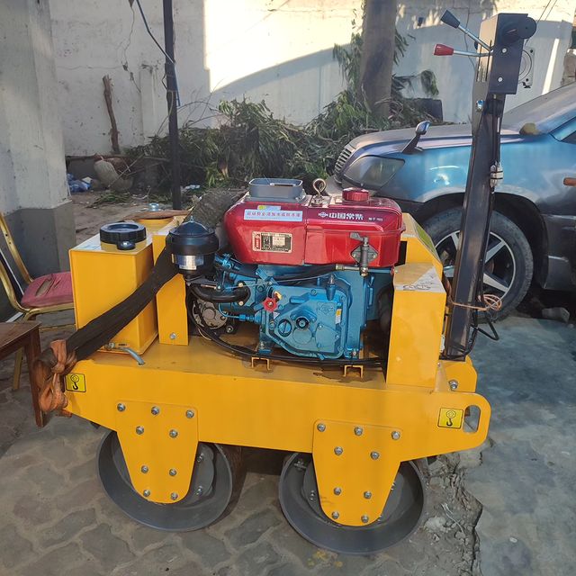 Takeer - Pedestrian roller compactor double drum, engine 8hp water cooled, Weight 350kg , mawasiliano Simu au whatsapp ✅ , 



      