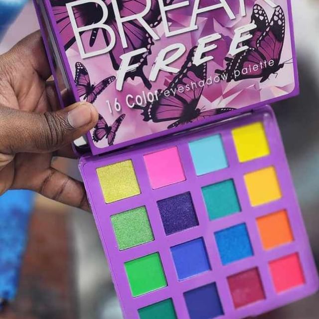 Takeer - EYE SHADOW PALLET INAKOZA RANGI ZAKE TSH 7,000 JUMLA 6,000🔥👌usafiri free znz to dar🔥👌