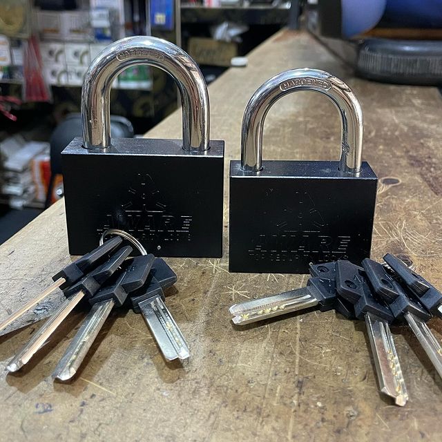 Takeer - AWARE HEAVY LOCK!

4 computerized keys 🔑 

73mm:34,000

63mm:28,000

Phone/Whatsapp:
Swahili na narungombe,Kariakoo📍