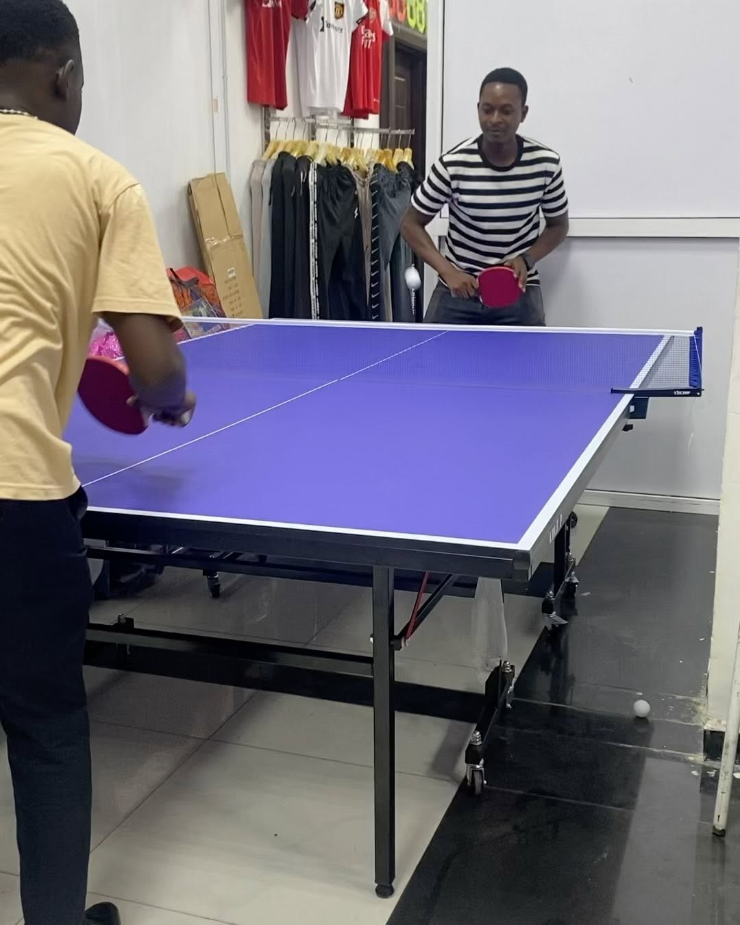 Takeer - Table Tennis/ Ping Pong

Table comes with
▪️Two Rackets
▪️Set of 3 Balls
▪️Net

Price 1,350,000

Note: Table is Foldable... You can Fold when you p...