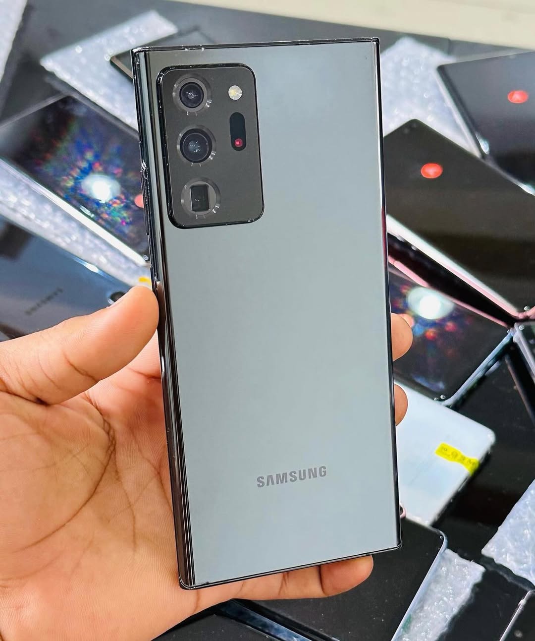 Takeer - usedphones. _tz best offer ever!!!!
Samsung Note 20 ultra 5G 

650,000/-tsh

128/12 gb+ esim support
I year warrant
Clean condition ( hazina ata mc...