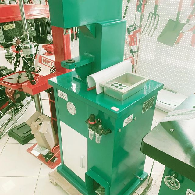 Takeer - Pneumatic riveting machine ( Mashine ya kubandika brake au Clutch inatumia upepo  inapatikana hapa  wasiliana nasi kwa Simu au whatsapp ✅
Price 🔵 ...