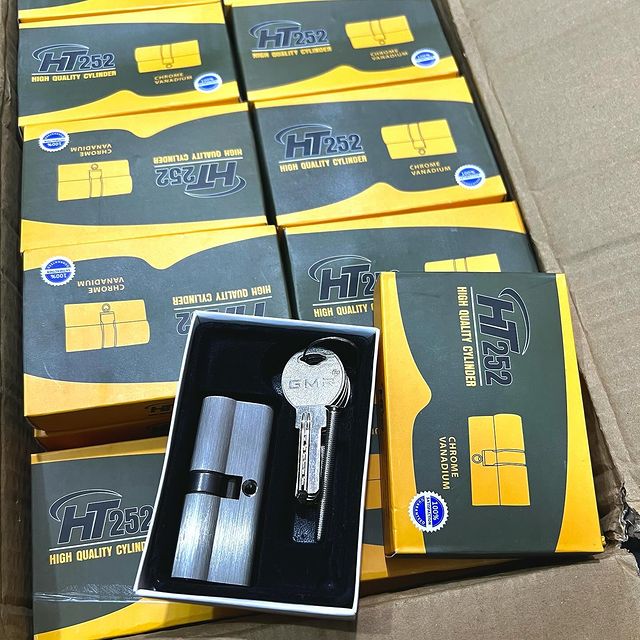 Takeer - HIGH QUALITY CYLINDER AVAILABLE!

>5 computerised keys 🔑 

>Size:70mm(Machine ndogo)

>Price:18,000

>Phone/whatsApp:
>Swahili/Narungombe,Kariakoo📍