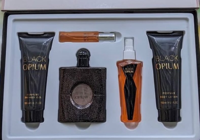 Takeer - Gift set...
Set inakuja na perfum mls 100
shower gel
Body lotion au after shave balm
body splash 
Pen perfume
Bei n elf 30 tuu
Jumla elf 25 kuanzia...