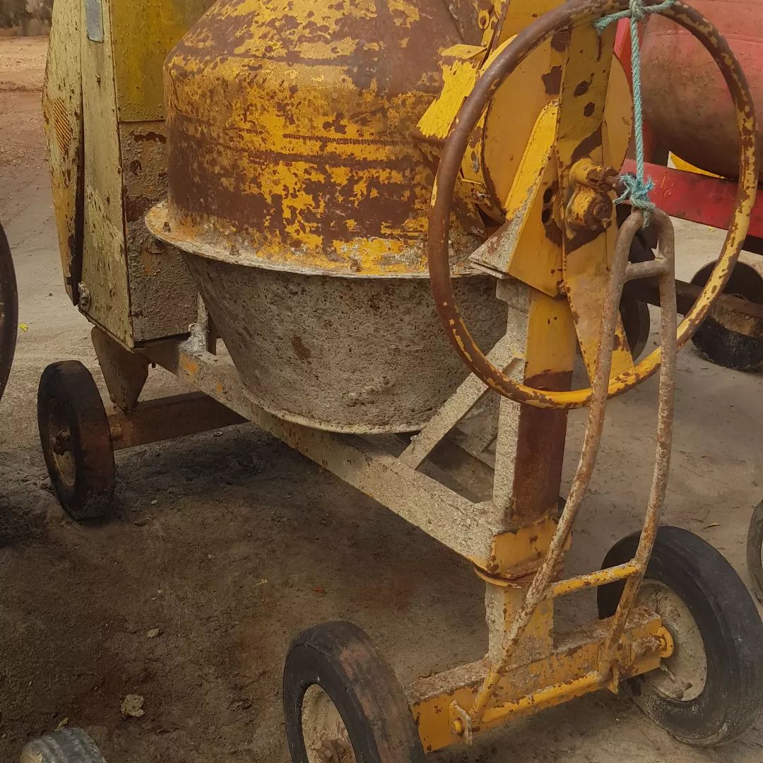 Takeer - Concrete mixer zimebaki chache
Engine: Lister Peter 
Horse power 5
Full tested 
Wahi zimebaki chache
Bei 4.2mil 
Ofsn kwetu salasala karibu na mita...