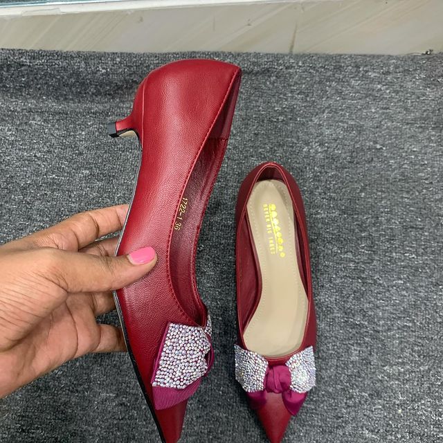 Takeer - Kitten heels zipo size Material ni leather 
Dm/call/whtp Tunapatikana Mwenge nyuma ya jamirex hotel