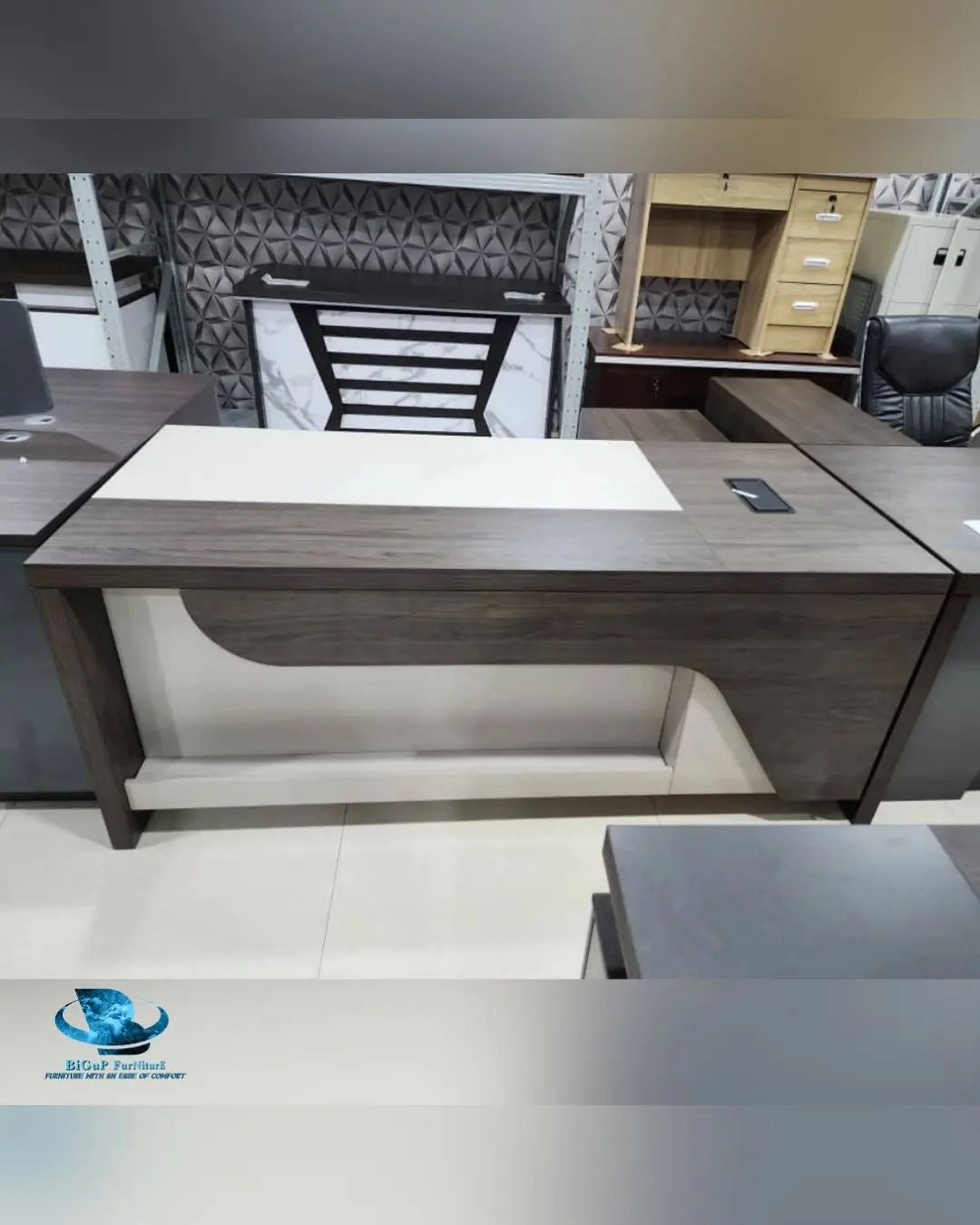 Takeer - OFFICE TABLE 180CM 
FOR 1,800,000TSH

📞or 
📌 MUHEZA STREET @ KARIAKOO, DAR ES SALAAM

          