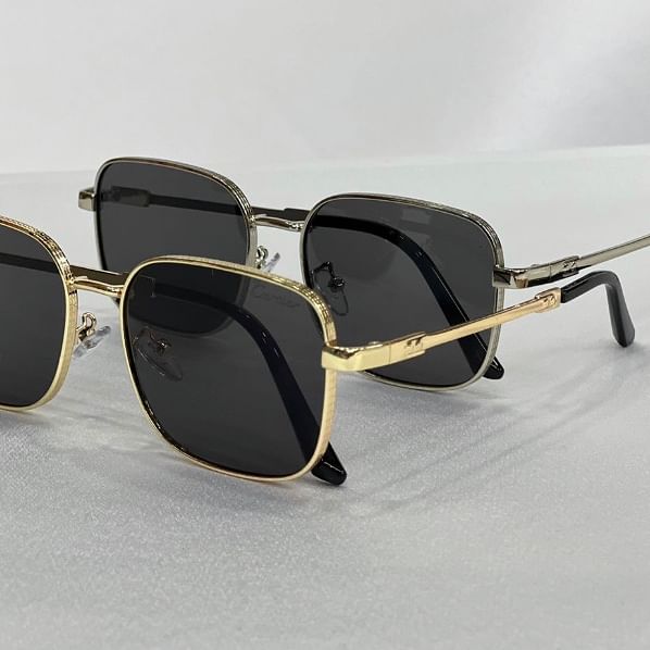 Takeer - Brussels sunnies with silver / gold rims
35,000 tshs only 
DM/ WhatsApp link on bio to shop