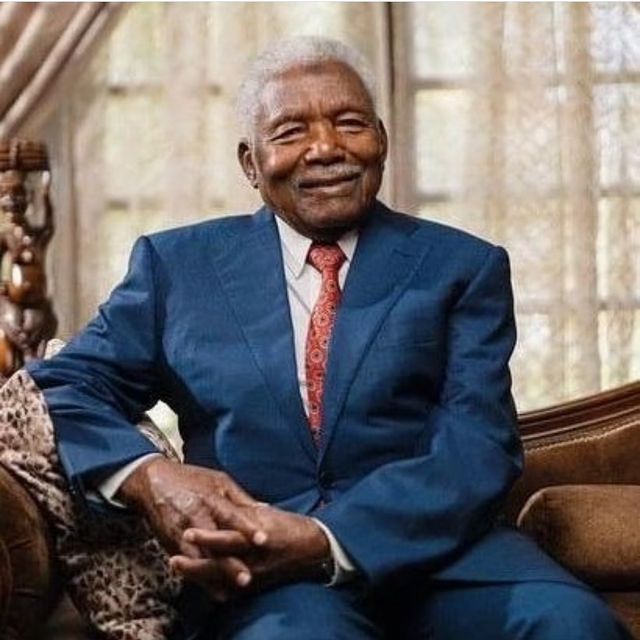 Takeer - R.I.P Hayati Ali Hassan Mwinyi, raisi mstaafu wa awamu ya pili (1925-2024).