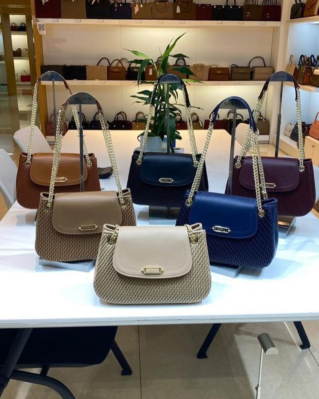 Takeer - Ipo Dukani .......
Condition: Still good as new
Material: pure leather
Size: Medium
Details: perfect original
Price: 70,000
Dm/call Location: Kkoo ...