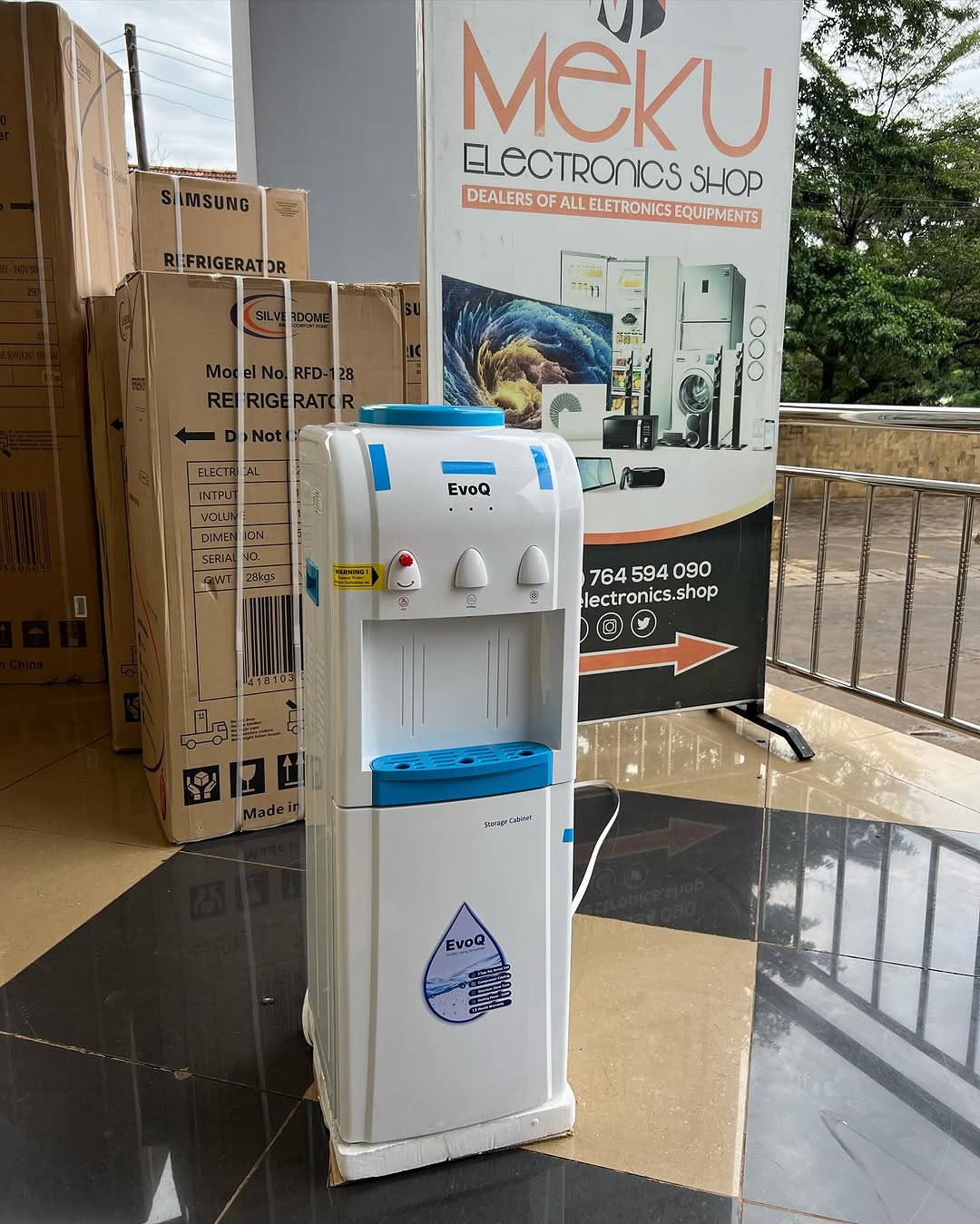 Takeer - Water Dispenser.
•3 Taps
•Compressor Cooling
•Cooling Cabinet
•White In Colour
•Made In India
•One Year Warranty
•Price-330,000/=Tshs

Now Availabl...