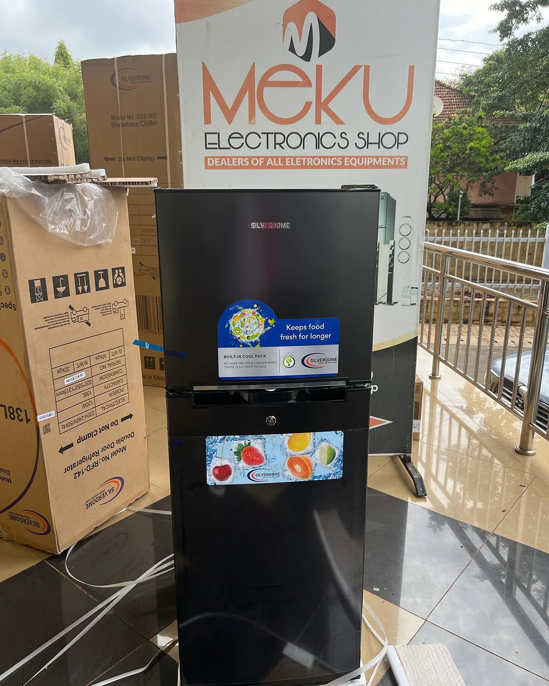 Takeer - •Built-in cool pack for extended cooling retention during power cuts
•Toughened Glass Shelves
•Tropicalised Compressor
•4 Star Freezer Compartment
...