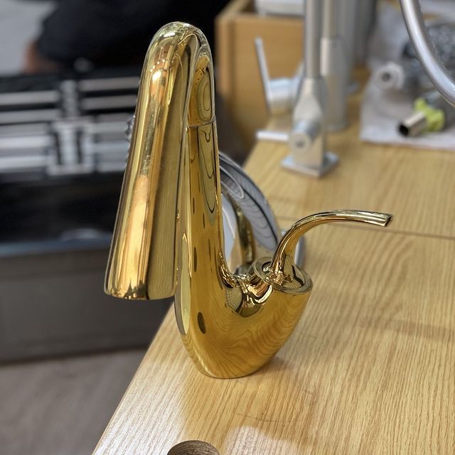 Takeer - Side basin mixer 

Material 🧱:Brass

Colour:Gold 

Uses:For hand washing with hot and cold water ♨️🧊💦 

Price🤑:150,000

Status: Available ✅

📍...