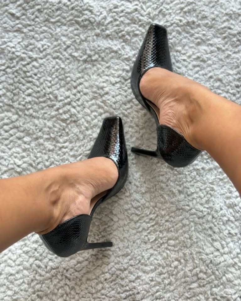 Takeer - Heels available 
Size: 37-41 
Price: Tsh.48,000 (19$)
Contact: WhatsApp link on Bio