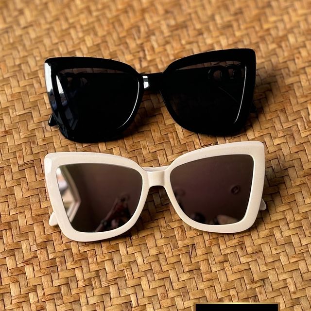 Takeer - Spice up your looks with Dakota Sunnies for her 😍
Available in  full black , nude(mirror lenses) and prints 
💰25,000 tshs only 
DM/ WhatsApp link...